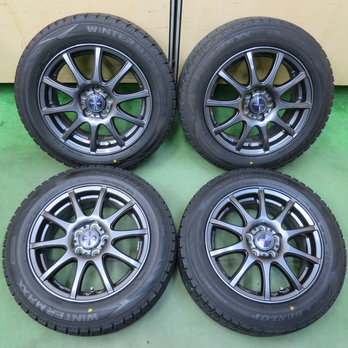 バリ溝！22年！キレイ！9.5分★シエンタ 等 185/60R15 スタッドレス ダンロップ ウインターマックス WM02 VELVA CHARGE ヴェルヴァ チャージ 15インチ PCD100/5H★5111205イス