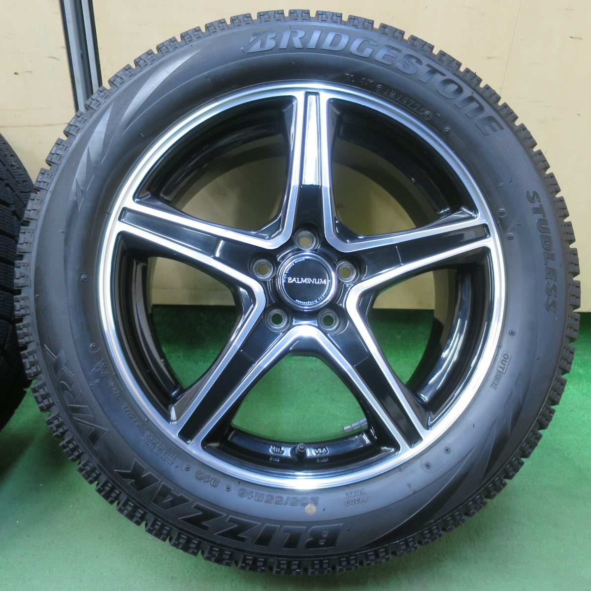 バリ溝！キレイ！9.5分★スタッドレス 205/55R16 ブリヂストン ブリザック VRX BALMINUM バルミナ 16インチ PCD100/5H★5110502イス