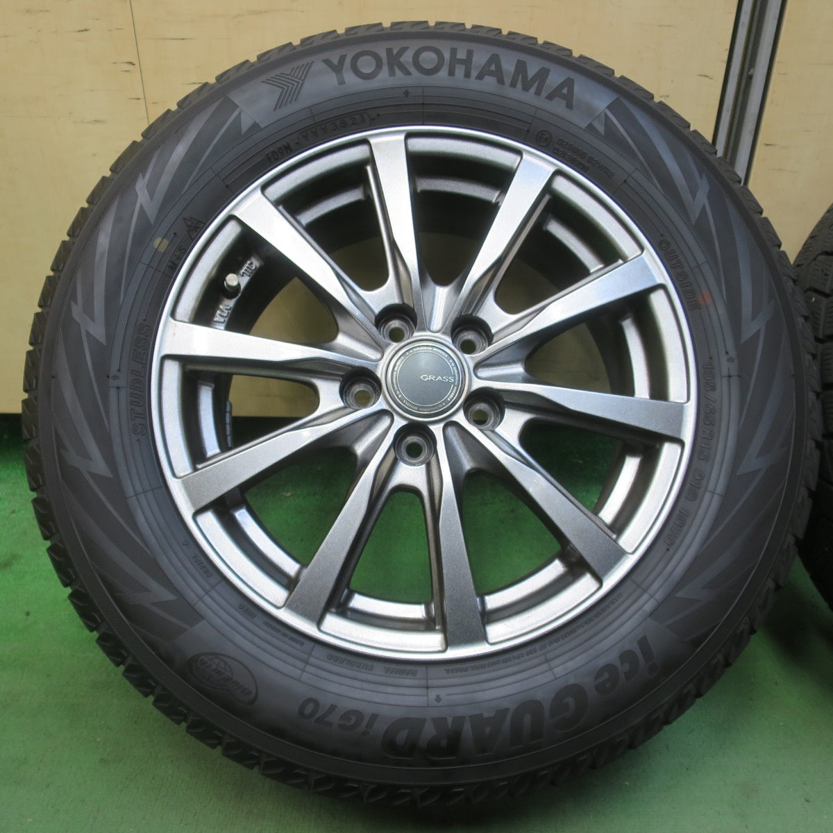 キレイ★プリウス 等 195/65R15 スタッドレス ヨコハマ アイスガード iG70 GRASS グラス 15インチ PCD100/5H★6041603イス