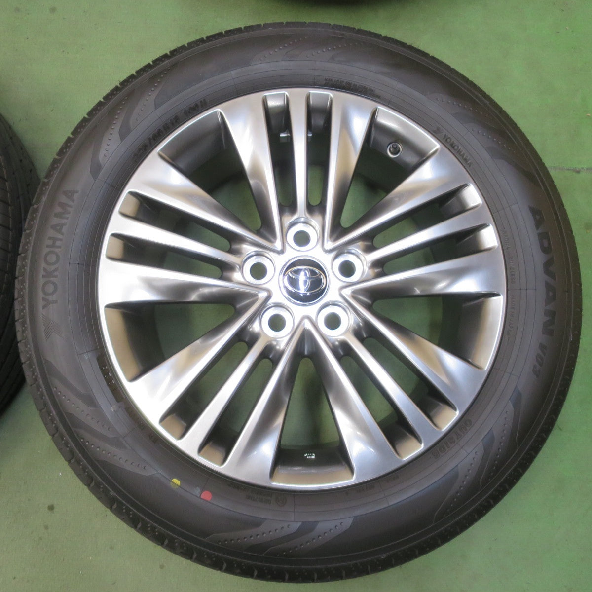新車外し！26年★トヨタ 40系 アルファード Zグレード 純正 225/60R18 ヨコハマ アドバン V03 18インチ PCD120/5H★6050611イノ