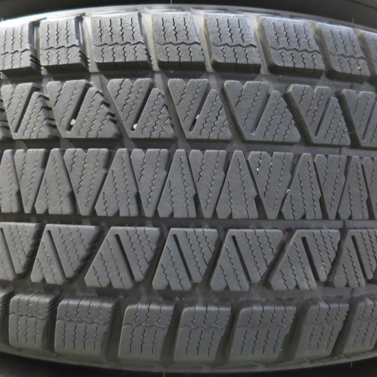 バリ溝！23年！キレイ！9.5分★アウディ 等 235/65R17 スタッドレス ブリヂストン ブリザック DM-V3 Team Sparco チームスパルコ 17インチ PCD112/5H★5090403イス