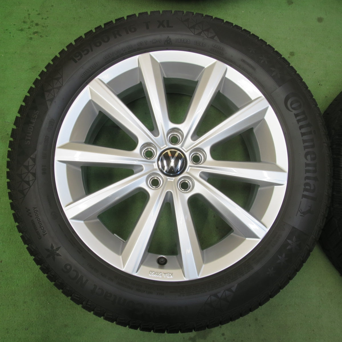 バリ溝！美品！8.5分★ワーゲン T-Cross 純正 BORBET 195/60R16 スタッドレス コンチネンタル ノースコンタクト NC6 16インチ ボルベット PCD100/5H★6011612イス