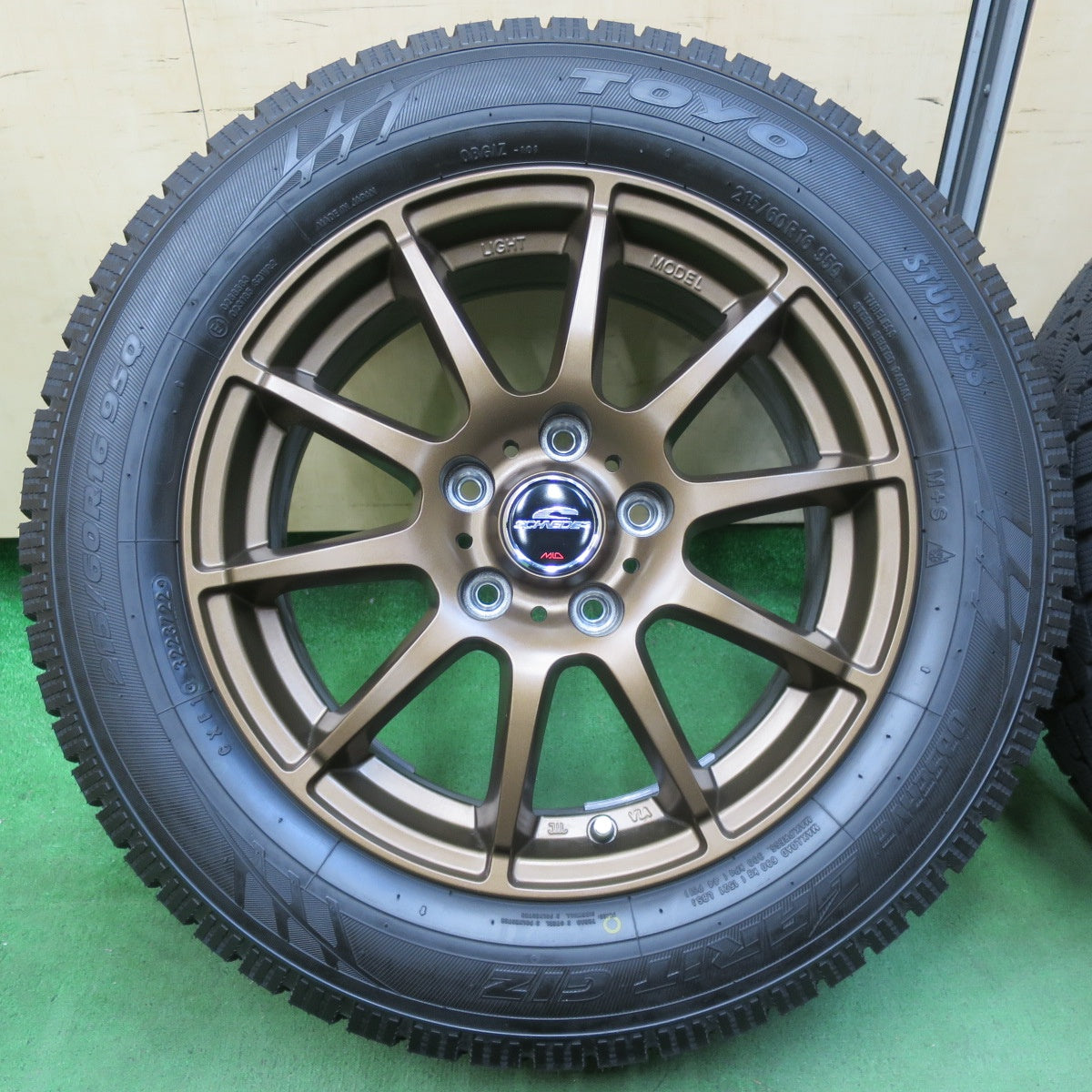[送料無料] タイヤほぼ未使用！22年！キレイ★スタッドレス 215/60R16 トーヨー オブザーブ ガリット GIZ SCHNEIDER MiD シュナイダー 16インチ PCD114.3/5H★5031305イス