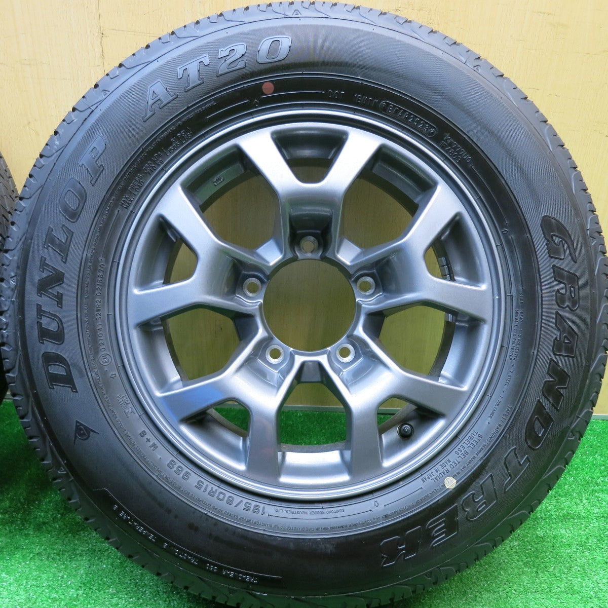 新車外し！23年★スズキ JB74 ジムニーシエラ 純正 195/80R15 ダンロップ AT20 グラントレック 15インチ PCD139.7/5H★5102306HAノ