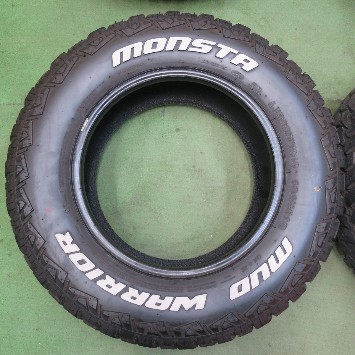 バリ溝！22年！9.5分★235/70R16 104/101Q モンスタ マッドウォーリアー ホワイトレター MONSTA MUD WARRIOR 16インチ デリカD5 エクストレイル RAV4 等★5112804イノタ