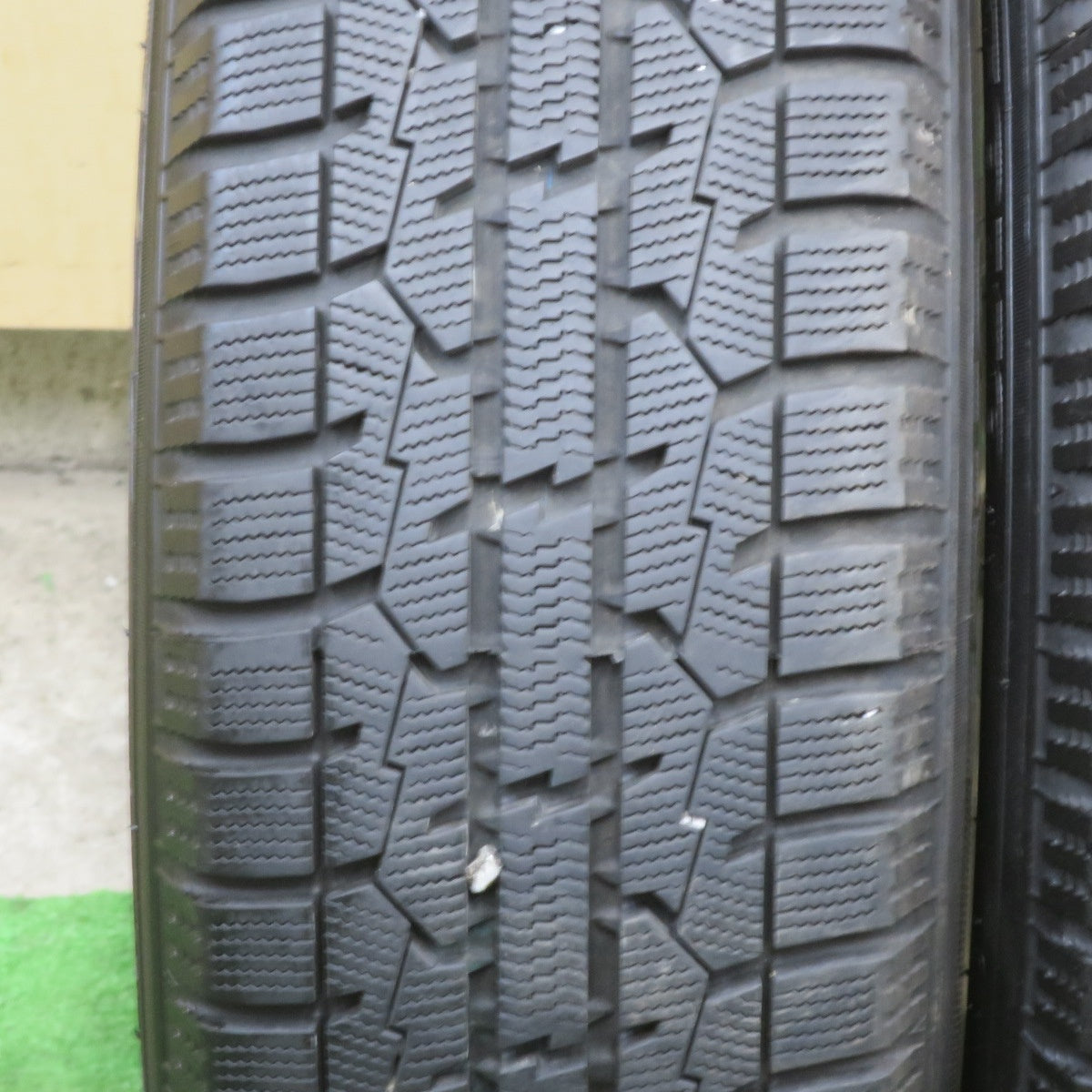 バリ溝！22年！キレイ！9.5分★シエンタ 等 185/65R15 スタッドレス トーヨー オブザーブ ガリット GIZ ravrion RS01 ラブリオン 15インチ PCD100/5H★6021502TTス