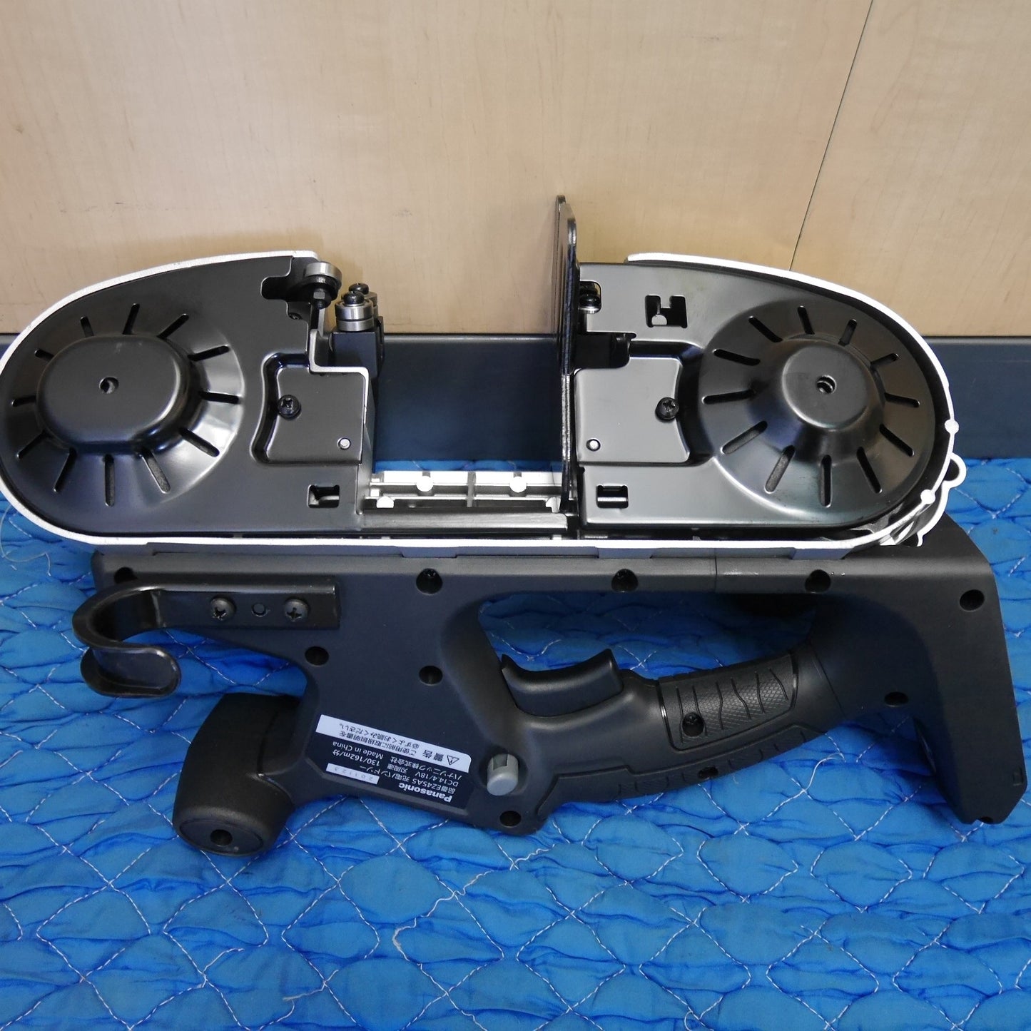 [送料無料] 美品！バッテリー2個☆Panasonic 充電 バンドソー EZ45A5LJ2F-B 電動 工具 切断機 充電器 EZ0L81 14.4V コードレス パナソニック☆