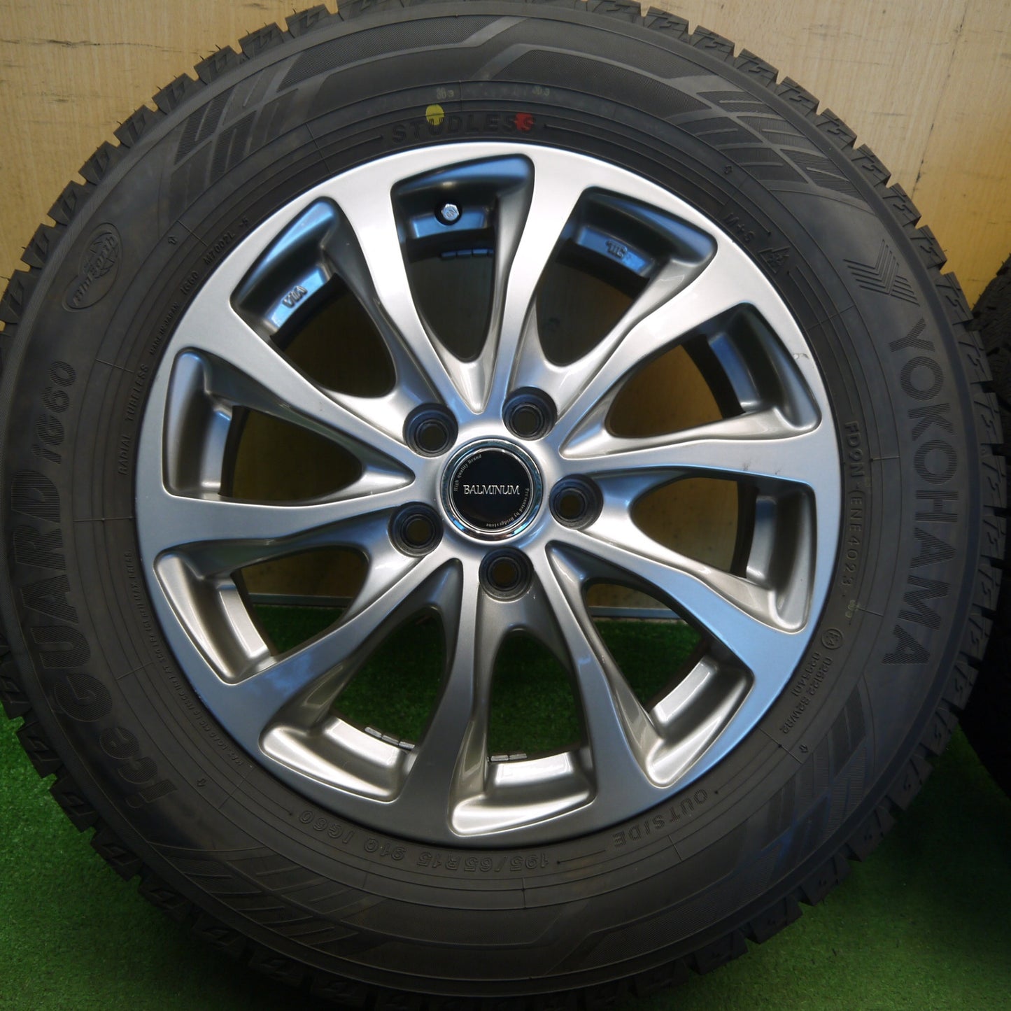 ほぼ未使用！23年◎プリウス 等 195/65R15 スタッドレス ヨコハマ アイスガード iG60 BALMINUM TR10 バルミナ 15インチ PCD100/5H◎6082504Hス