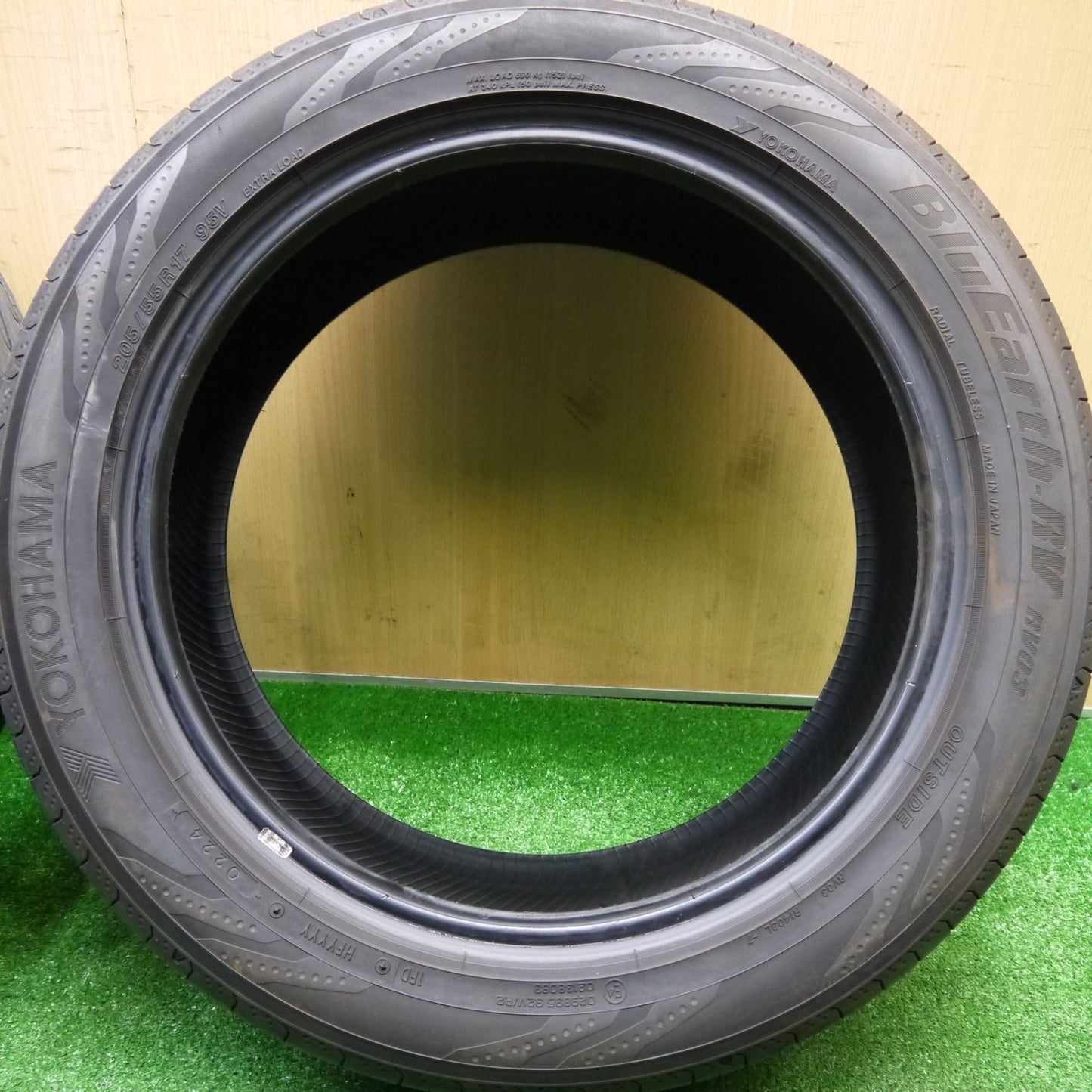 バリ溝！24年！9.5分★205/55R17 ヨコハマ BluEarth-RV RV03 ブルーアース タイヤ 17インチ ノア ヴォクシー ステップワゴン 等★5110501Hノタ