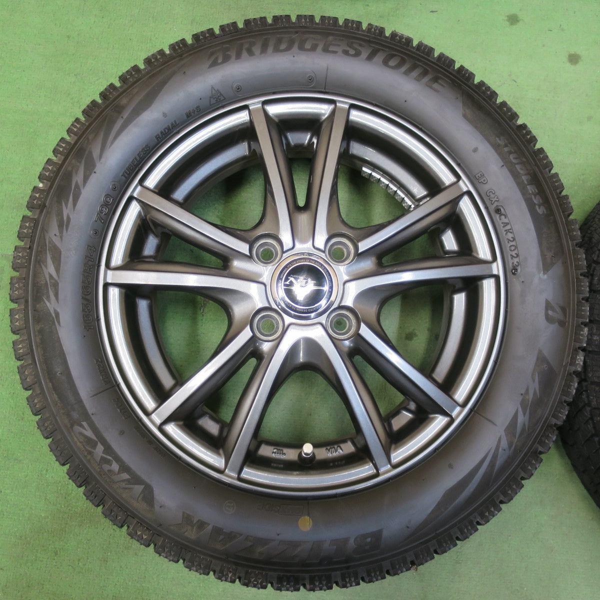 バリ溝！23年！キレイ！ほぼ10分★スタッドレス 165/65R14 ブリヂストン ブリザック VRX2 NIRVANA NV ニルバーナ ニルヴァーナ 14インチ ソリオ ハスラー 等 PCD100/4H★5123016イス