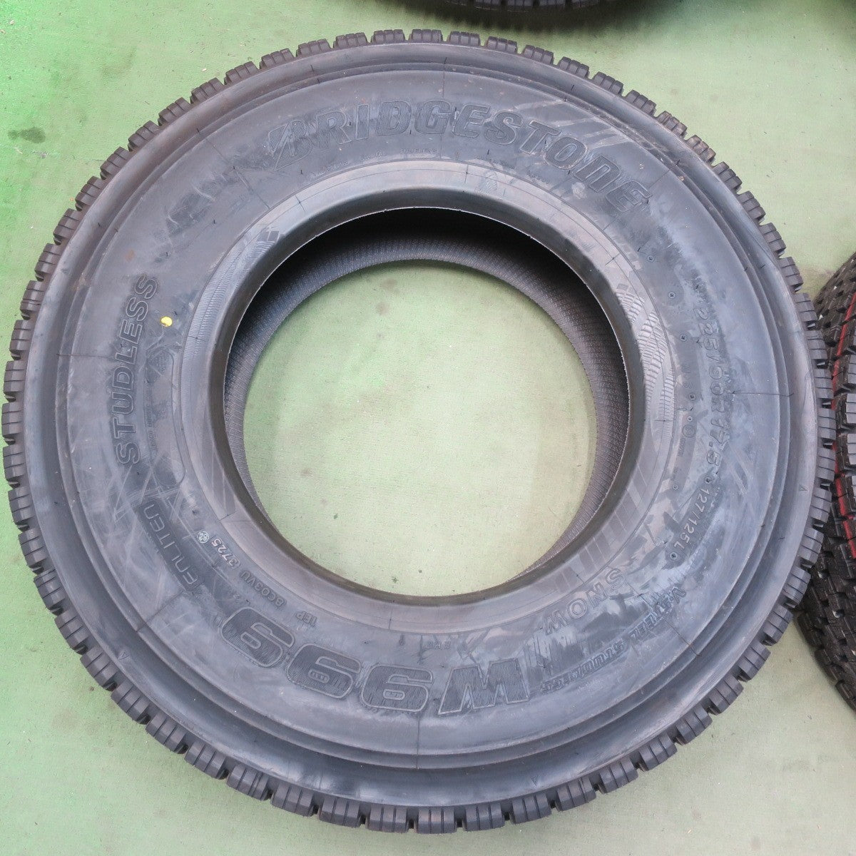 未使用！25年★トラック タイヤ 225/90R17.5 127/125L スタッドレス ブリヂストン W999 17.5インチ★6062101イスタ