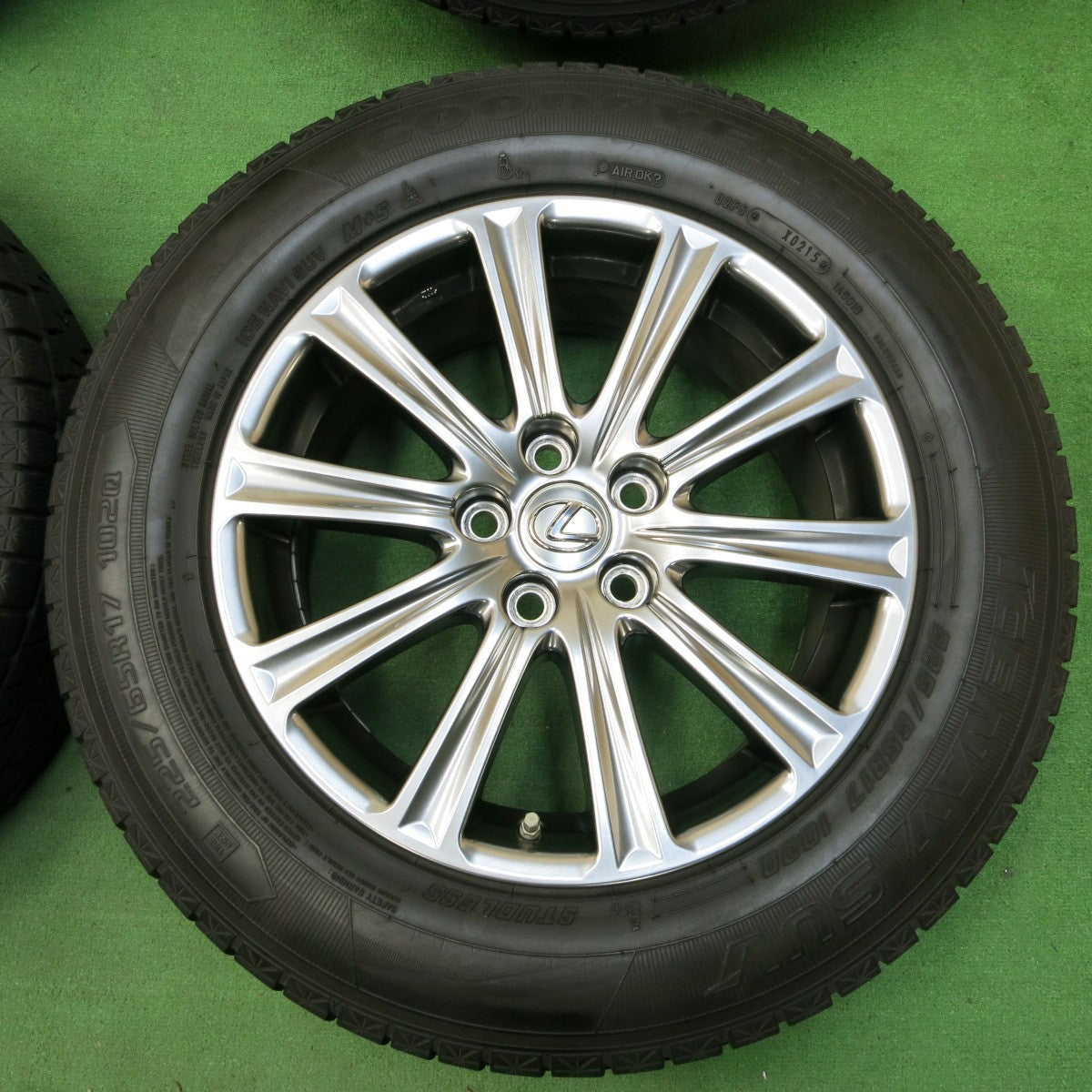 *送料無料* センサー付！キレイ★レクサス NX300h 純正 225/65R17 スタッドレス グッドイヤー アイスナビ SUV 17インチ PCD114.3/5H★4051607イス