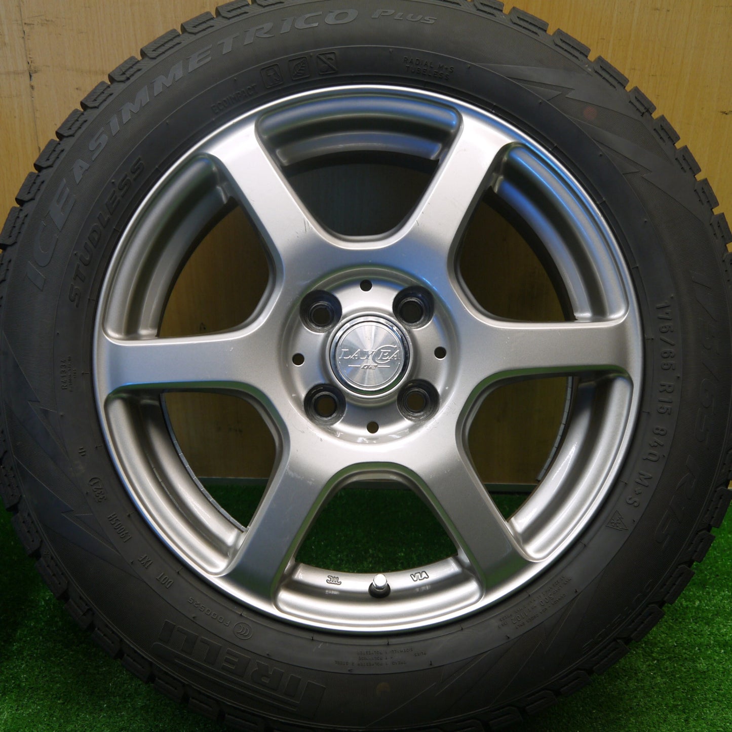 バリ溝！21年！8.5分★スタッドレス 175/65R15 ピレリ アイスアシンメトリコ プラス LAYCEA 02 レイシア 15インチ PCD100/4H★5102802Hス