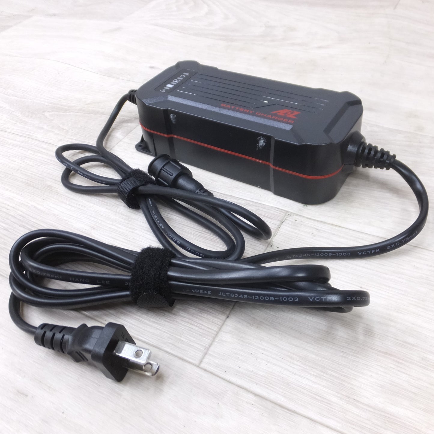 [送料無料] ◆AZ バッテリー チャージャー ACH-200 リチウム  鉛 バッテリー 充電器 12V 2～28Ah対応◆