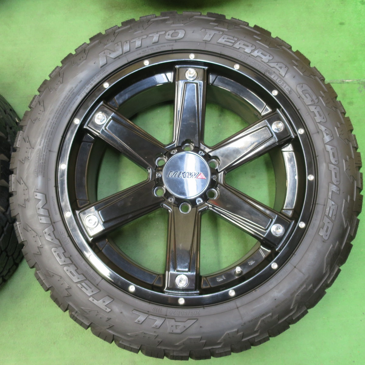 [送料無料] バリ溝！キレイ！9.5分★MKW MK-56 265/50R20 ニットー TERRA GRAPPLER ALL TERRAIN 20インチ PCD139.7/6H★5031809イノ