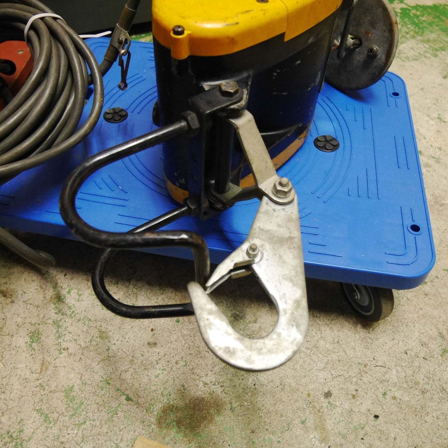 [送料無料] ☆RYOBI リョービ 電動 小型 ウインチ WI-61C 荷重 60kg ウィンチ 工具 リモコン 100V☆