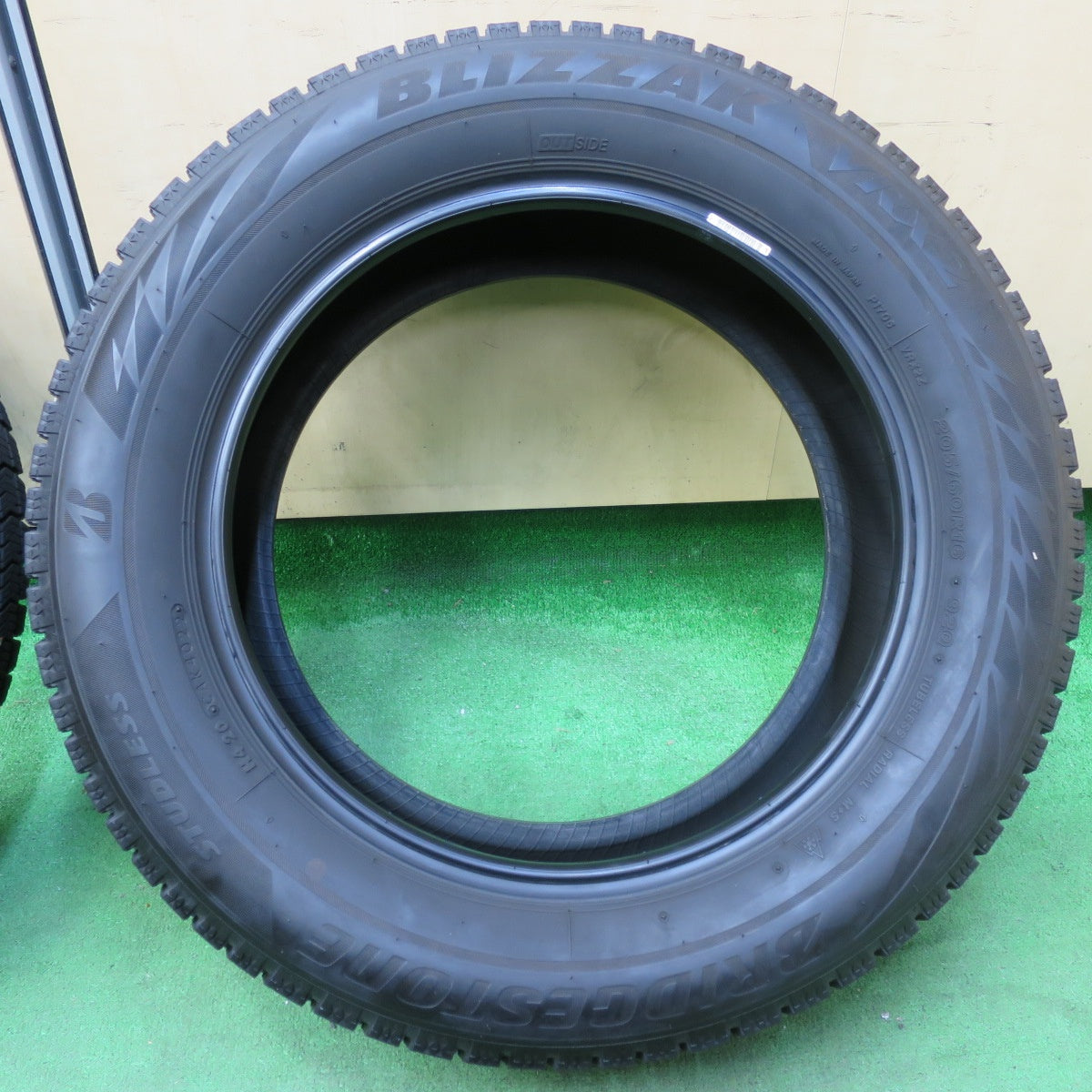 [送料無料] バリ溝！22年！9.5分★スタッドレス 205/60R16 ブリヂストン ブリザック VRX2 タイヤ 16インチ ノア ヴォクシー プリウスα 等★4102105イスタ