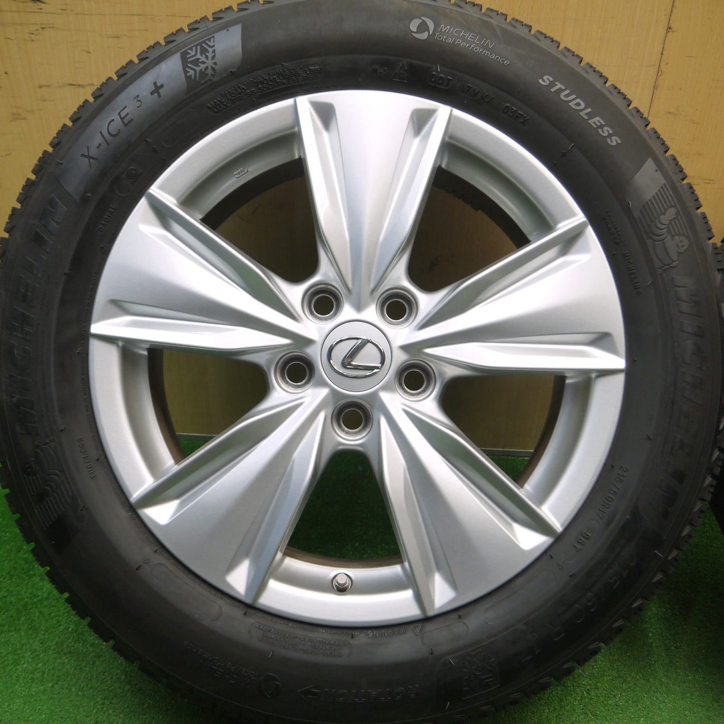 [送料無料] センサー付！キレイ★レクサス UX バージョンC 純正 215/60R17 スタッドレス ミシュラン X-ICE3+ 17インチ PCD114.3/5H★5011514Hス