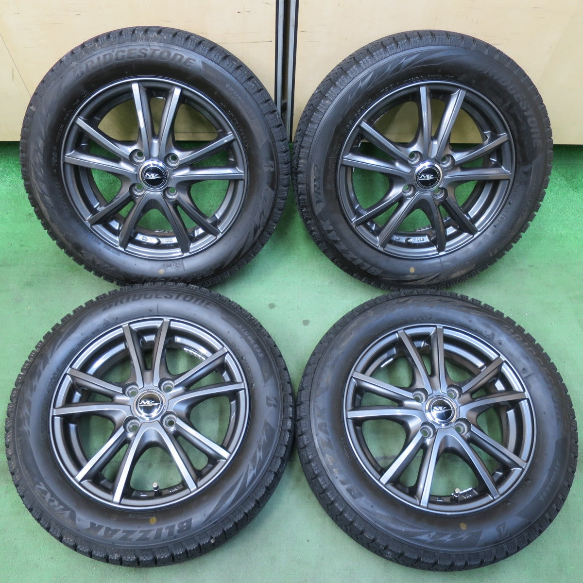 バリ溝！23年！キレイ！ほぼ10分★スタッドレス 165/65R14 ブリヂストン ブリザック VRX2 NIRVANA NV ニルバーナ ニルヴァーナ 14インチ ソリオ ハスラー 等 PCD100/4H★5123016イス