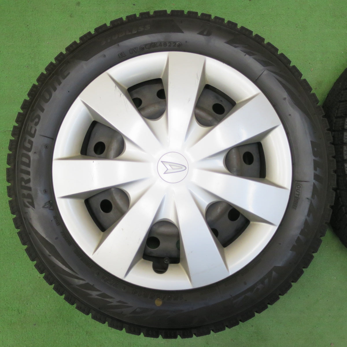 [送料無料] バリ溝！22年！ほぼ10分★ダイハツ LA300S ミライース 純正 スチール 155/65R14 スタッドレス ブリヂストン ブリザック VRX2 14インチ PCD100/4H★4103111イス