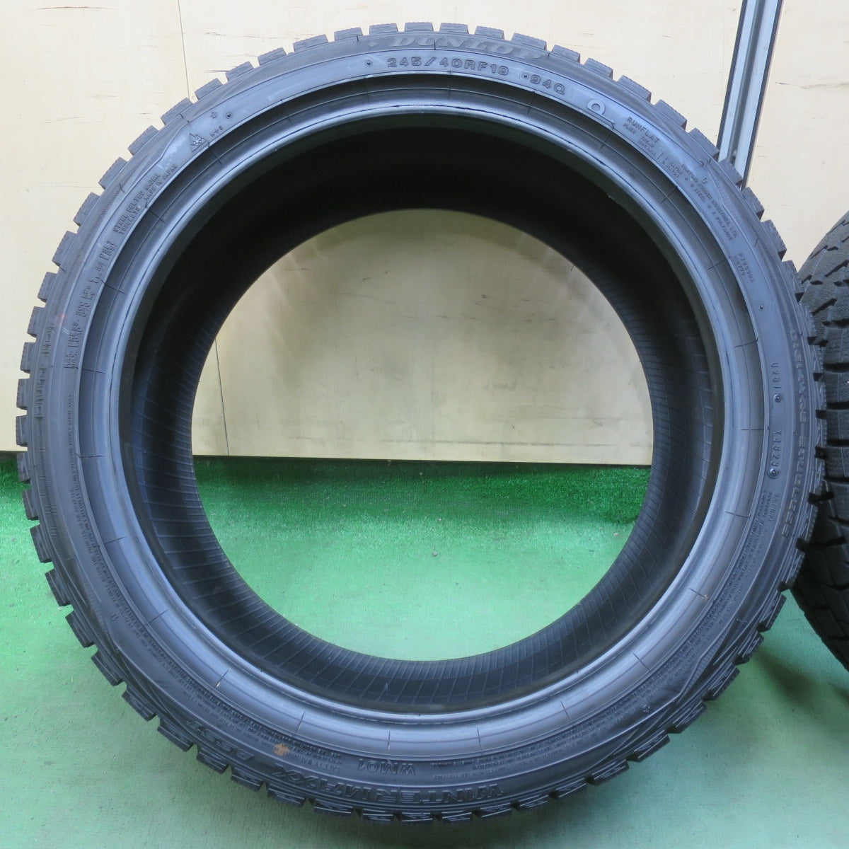 ほぼ未使用！23年★スタッドレス 245/40R19 ダンロップ ウインターマックス WM01 DSST ランフラット タイヤ 19インチ レクサス LS スカイライン 等★6051604イスタ