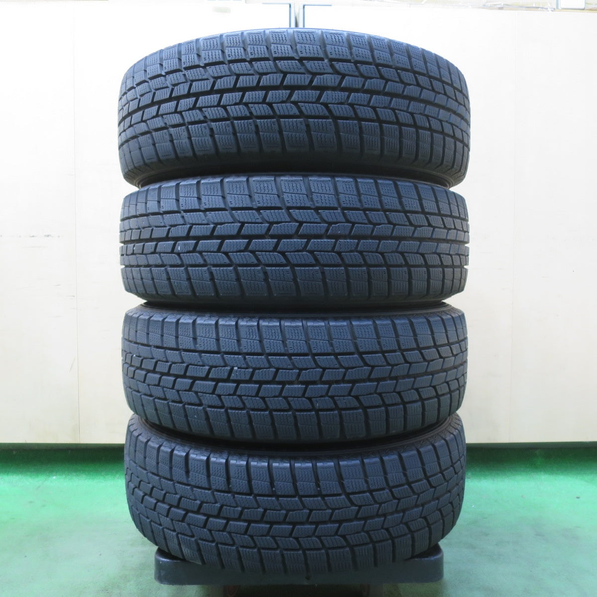 バリ溝！キレイ！9.5分★スタッドレス 185/65R15 グッドイヤー アイスナビ6 Zmeist M5 15インチ PCD100/4H★5121304イス