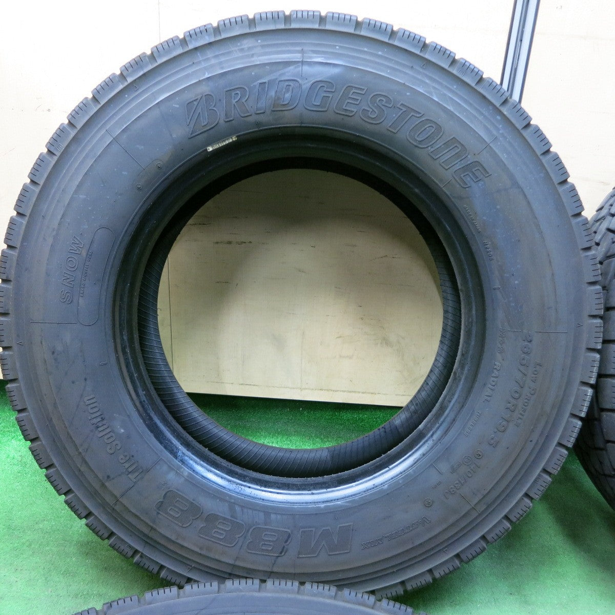 [送料無料] バリ溝！24年！9分★トラック タイヤ 265/70R19.5 140/138J ブリヂストン M888 ミックス オールシーズン 19.5インチ★4112107SYスタ
