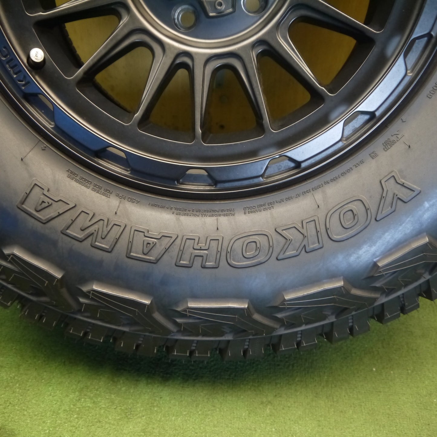 ほぼ未使用！23年！キレイ！1本◎ジープ 等 KMC KM542 Impact 35×12.50R17 121Q 10PR ヨコハマ ジオランダー X-AT インパクト 17インチ PCD127/5H◎6073102Hノ