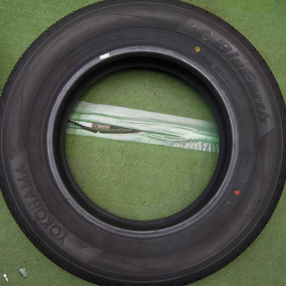 バリ溝！25年！ほぼ10分◎175/70R14 ヨコハマ ブルーアース AE01F タイヤ 14インチ アクア カローラ シエンタ ヤリス ヴィッツ フィット シャトル 等◎6092905Hノタ