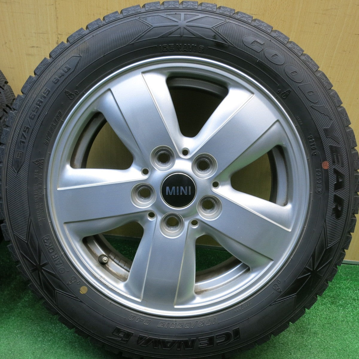 4本価格★MINI ミニ F55 F56 等 純正 ヘリスポーク 492 175/65R15 スタッドレス グッドイヤー アイスナビ6 15インチ PCD112/5H★6022810HAス