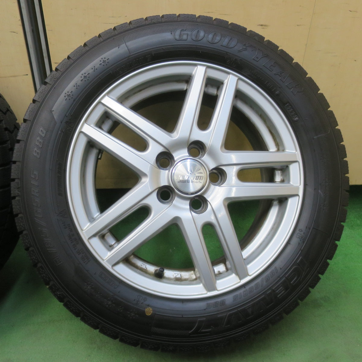 ほぼ未使用！23年★プリウス 等 185/65R15 スタッドレス グッドイヤー アイスナビ7 ravrion ラブリオン 15インチ PCD100/5H★6031404イス