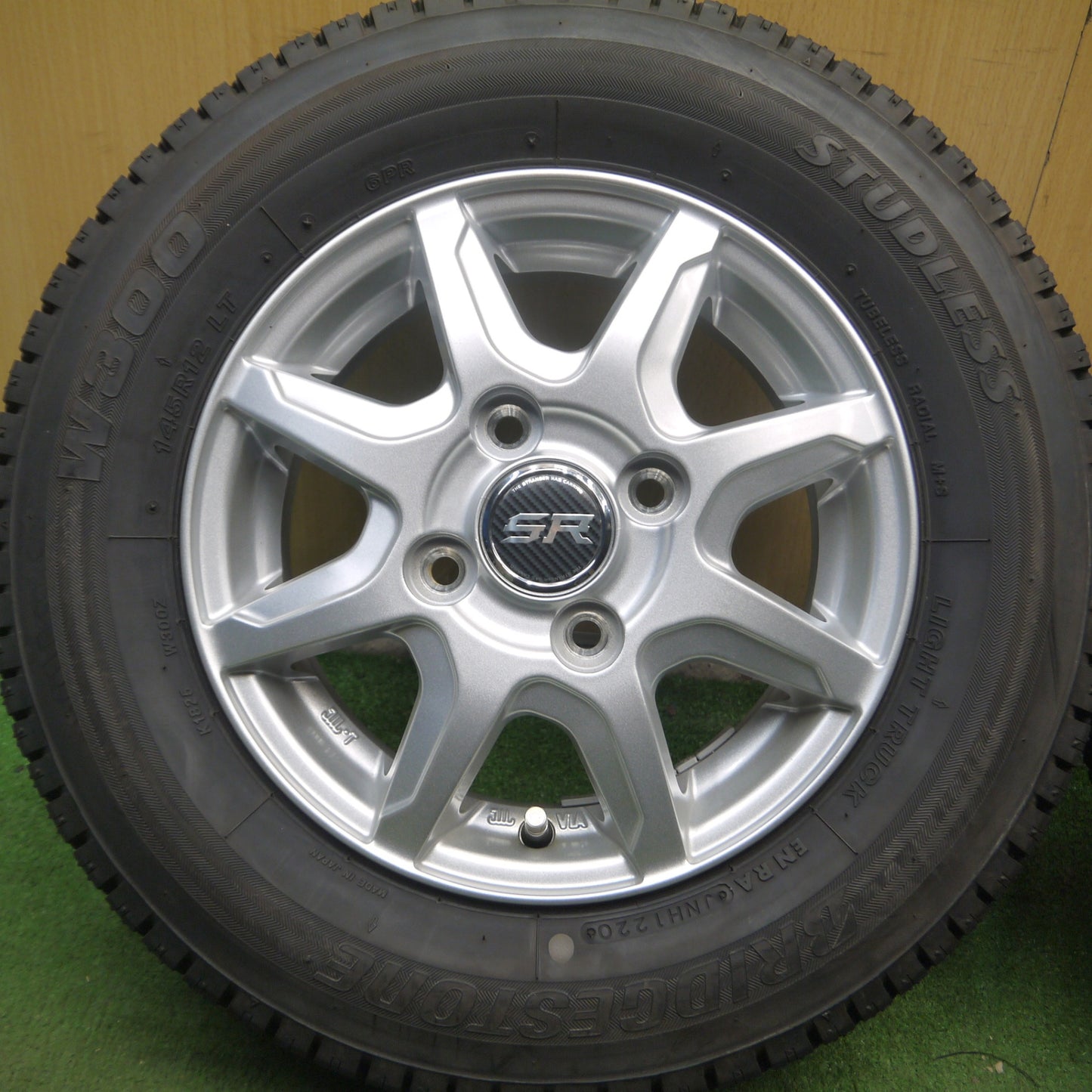 *送料無料* 超バリ溝！20年！キレイ！ほぼ10分★スタッドレス 145R12 6PR ブリヂストン W300 STRANGER ストレンジャー 12インチ PCD100/4H★4041503Hス