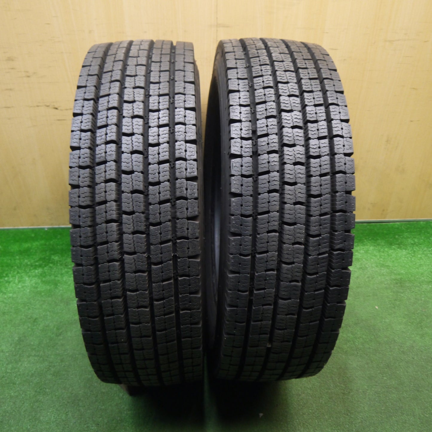 バリ溝！24年！9.5分！2本★トラック タイヤ 245/70R19.5 136/134J スタッドレス トーヨー M939 19.5インチ★5121216Hスタ