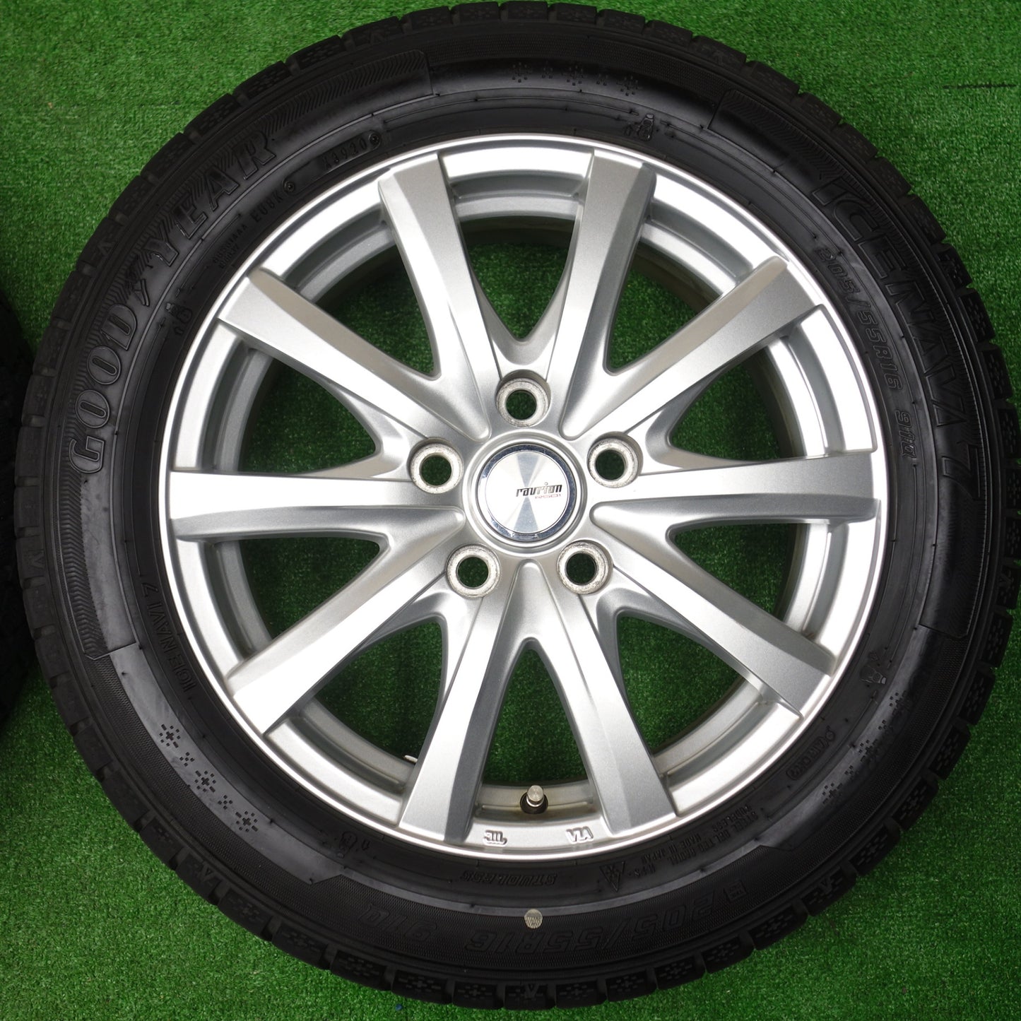 バリ溝！キレイ！9.5分★スタッドレス 205/55R16 グッドイヤー アイスナビ7 ravrion RS01 ラブリオン 16インチ PCD114.3/5H★5121301KTス