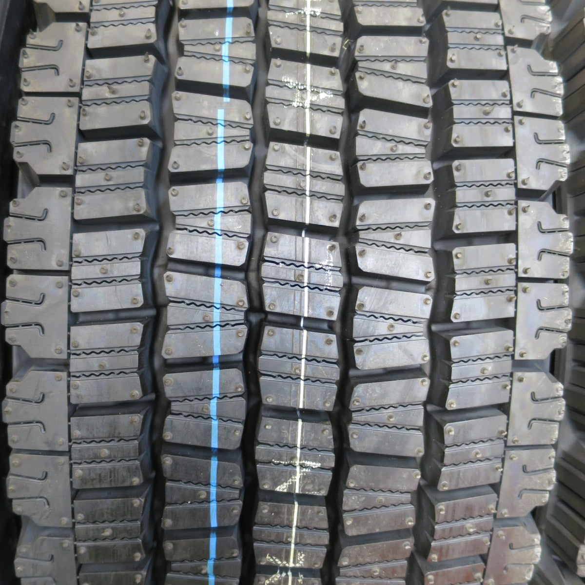 [送料無料] 未使用！24年★トラック タイヤ 245/70R19.5 136/134J スタッドレス ダンロップ デクテス SP081 DECTES 19.5インチ★5012701イスタ