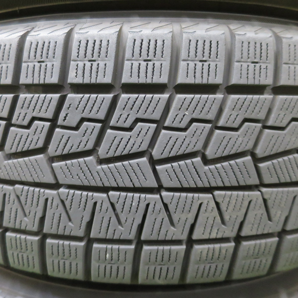 バリ溝！24年！キレイ！9.5分◎スタッドレス 205/60R16 ヨコハマ アイスガード iG70 GRASS グラス 16インチ PCD114.3/5H◎6090905NGス