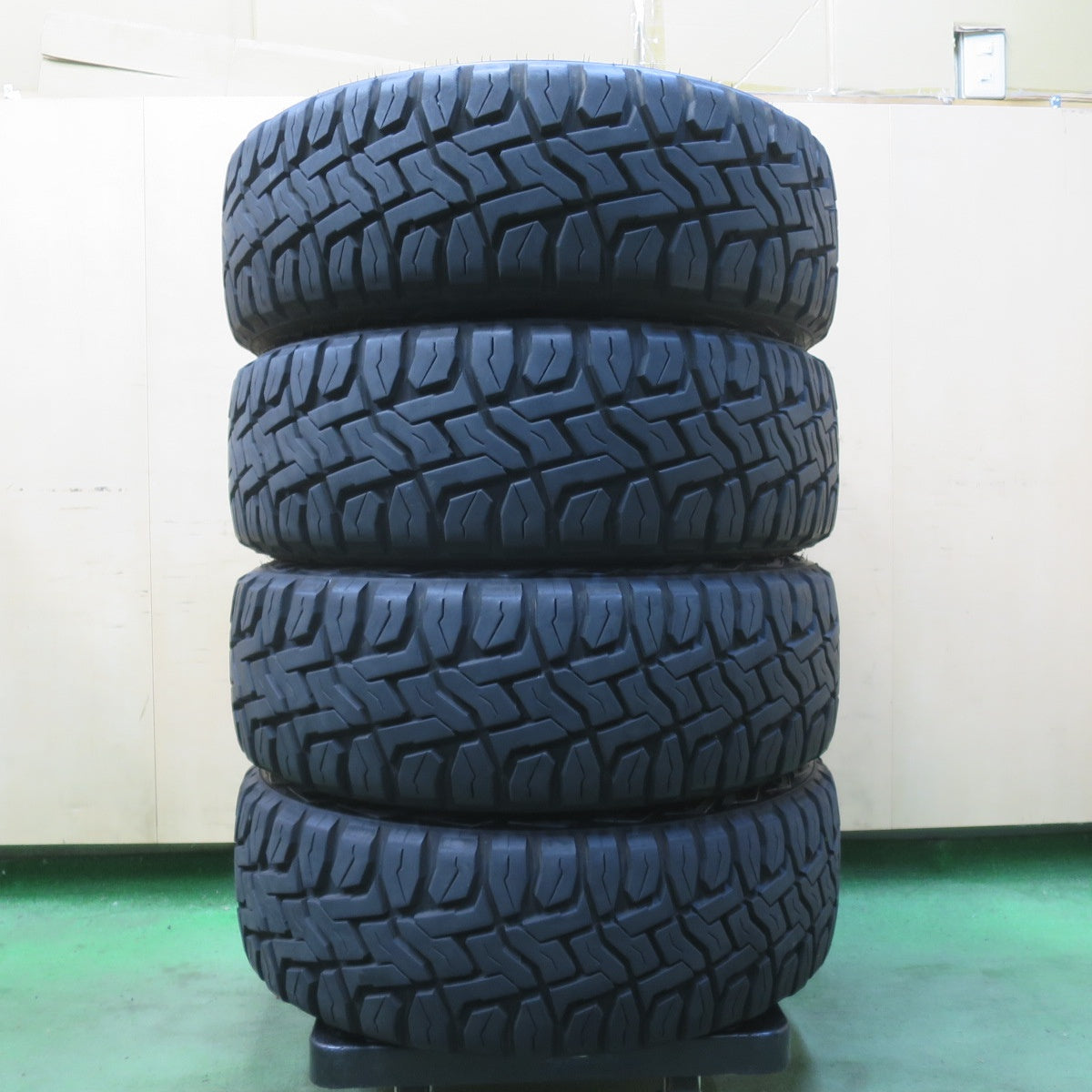 バリ溝！23年！9分★215/65R16 109/107Q 8PR トーヨー オープンカントリー R/T ホワイトレター 16インチ タイヤ ハイエース レジアスエース キャラバン ヤリスクロス 等★6042305イノタ