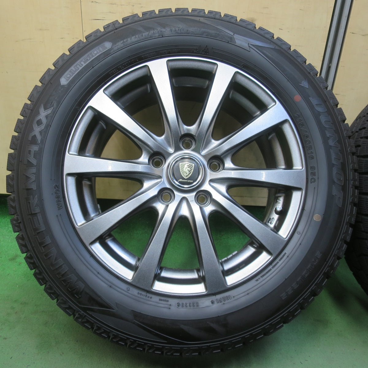 バリ溝！23年！キレイ！9.5分★スタッドレス 215/60R16 ダンロップ ウインターマックス WM02 MANARAY SPORT マナレイ スポーツ 16インチ PCD114.3/5H★6052605イス