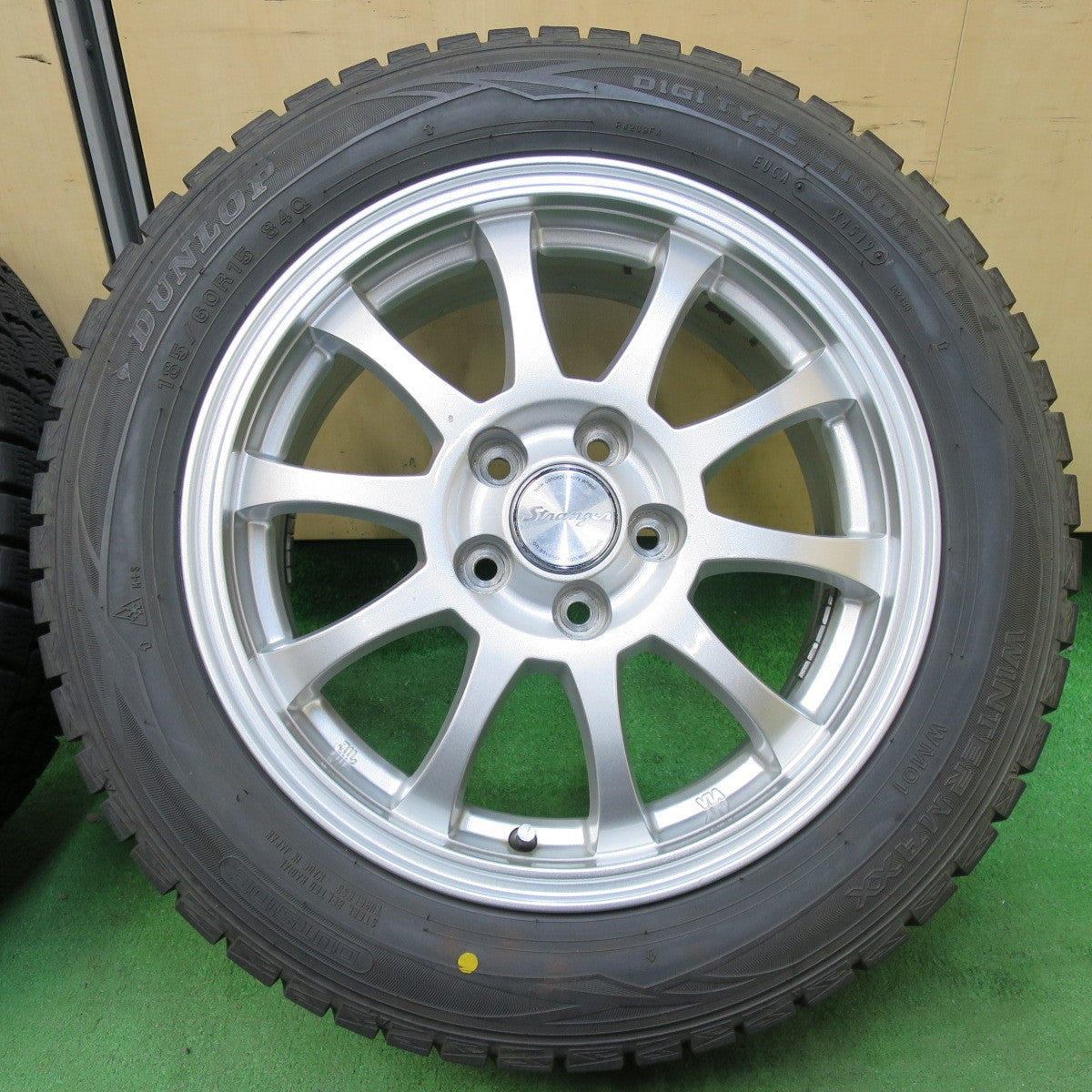 [送料無料] バリ溝！キレイ！9.5分★シエンタ 等 185/60R15 スタッドレス ダンロップ ウインターマックス WM01 Stranger ストレンジャー 15インチ PCD100/5H★4112909イス