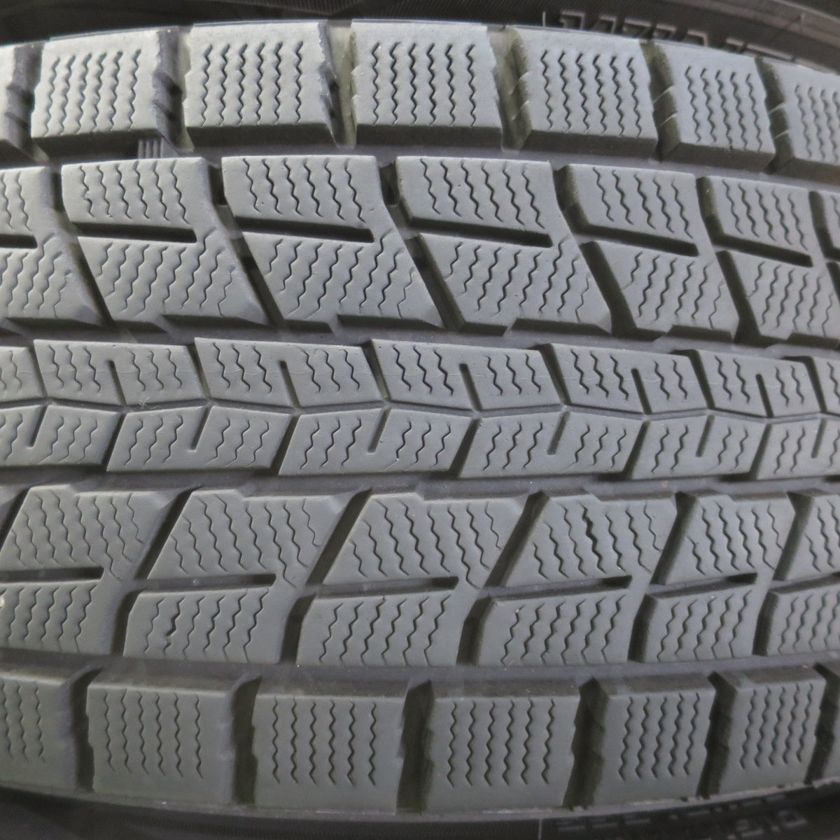 バリ溝！キレイ！9.5分★スタッドレス 225/60R18 ダンロップ ウインターマックス SJ8 SJ8+ VELVA CHARGE ヴェルヴァ チャージ 18インチ PCD114.3/5H★6012905イス