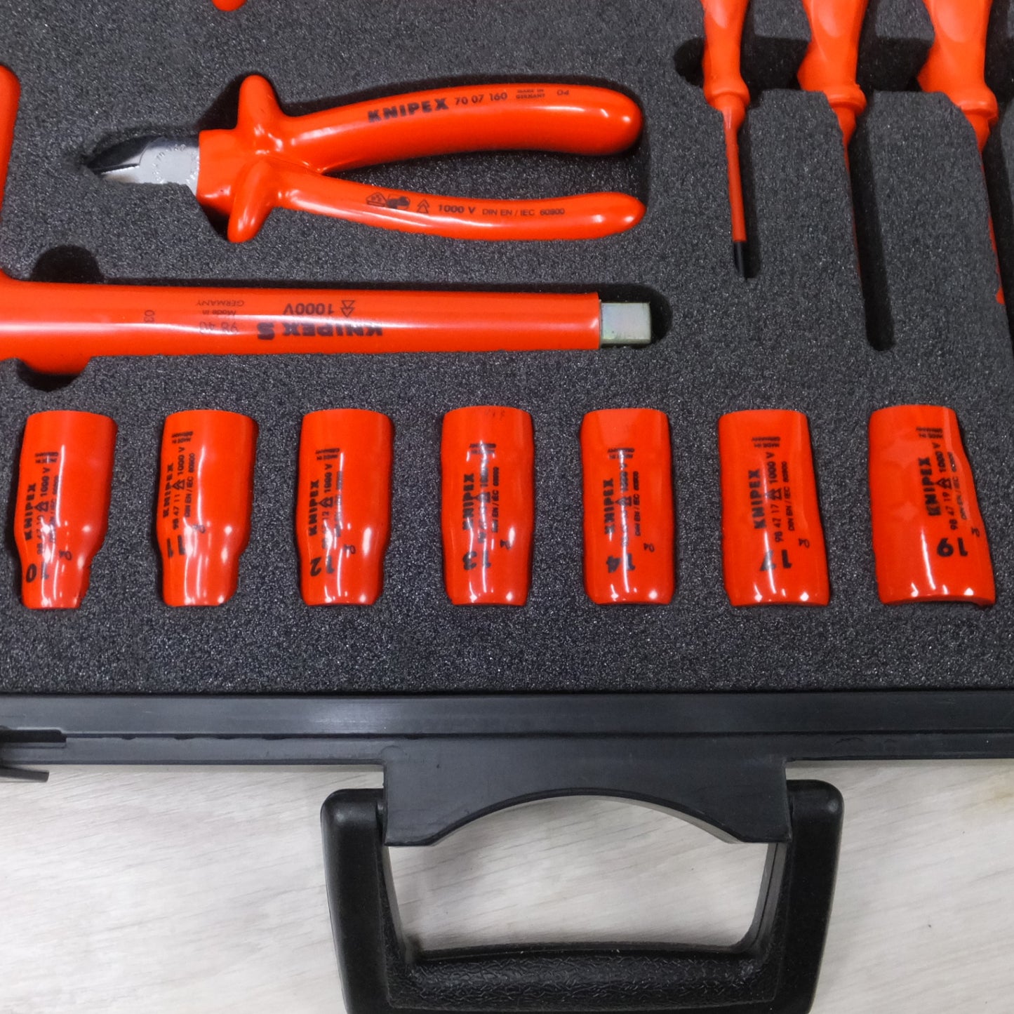 [送料無料] 美品◆クニペックス KNIPEX 絶縁 工具 セット EA640XA スパナ ペンチ ドライバー など 26個組 ケース付き◆