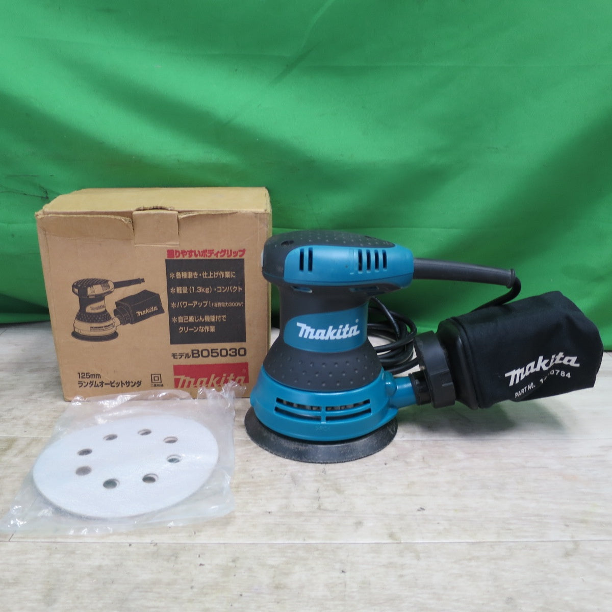 [送料無料] キレイ！付属品付き☆マキタ ランダム オービット サンダ 125mm 100V BO5030 サンディングディスク 付き 研磨 電動 工具☆