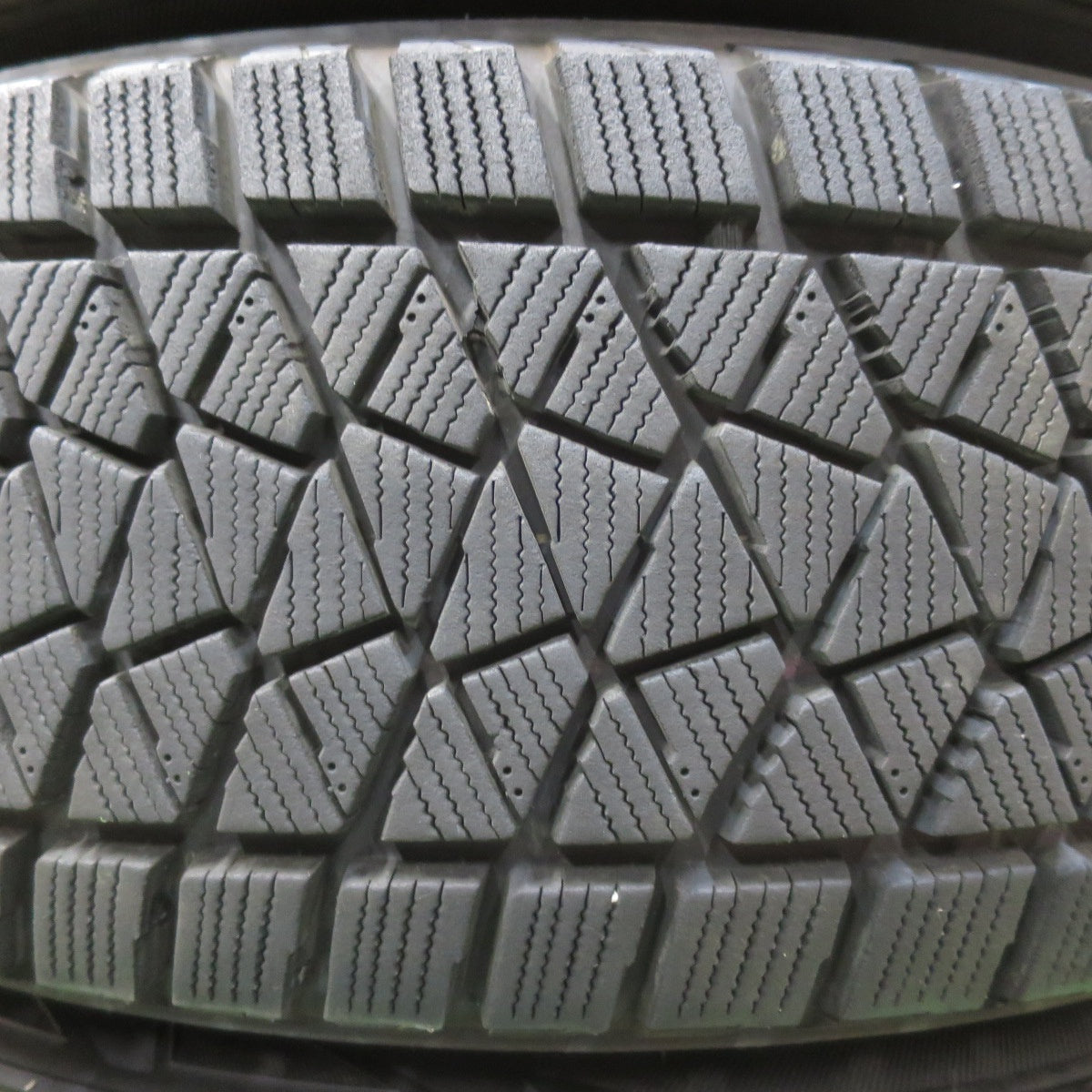 [送料無料] バリ溝！キレイ！9分★スタッドレス 225/65R17 ブリヂストン ブリザック DM-V2 Claire クレール 17インチ PCD114.3/5H★5011609イス
