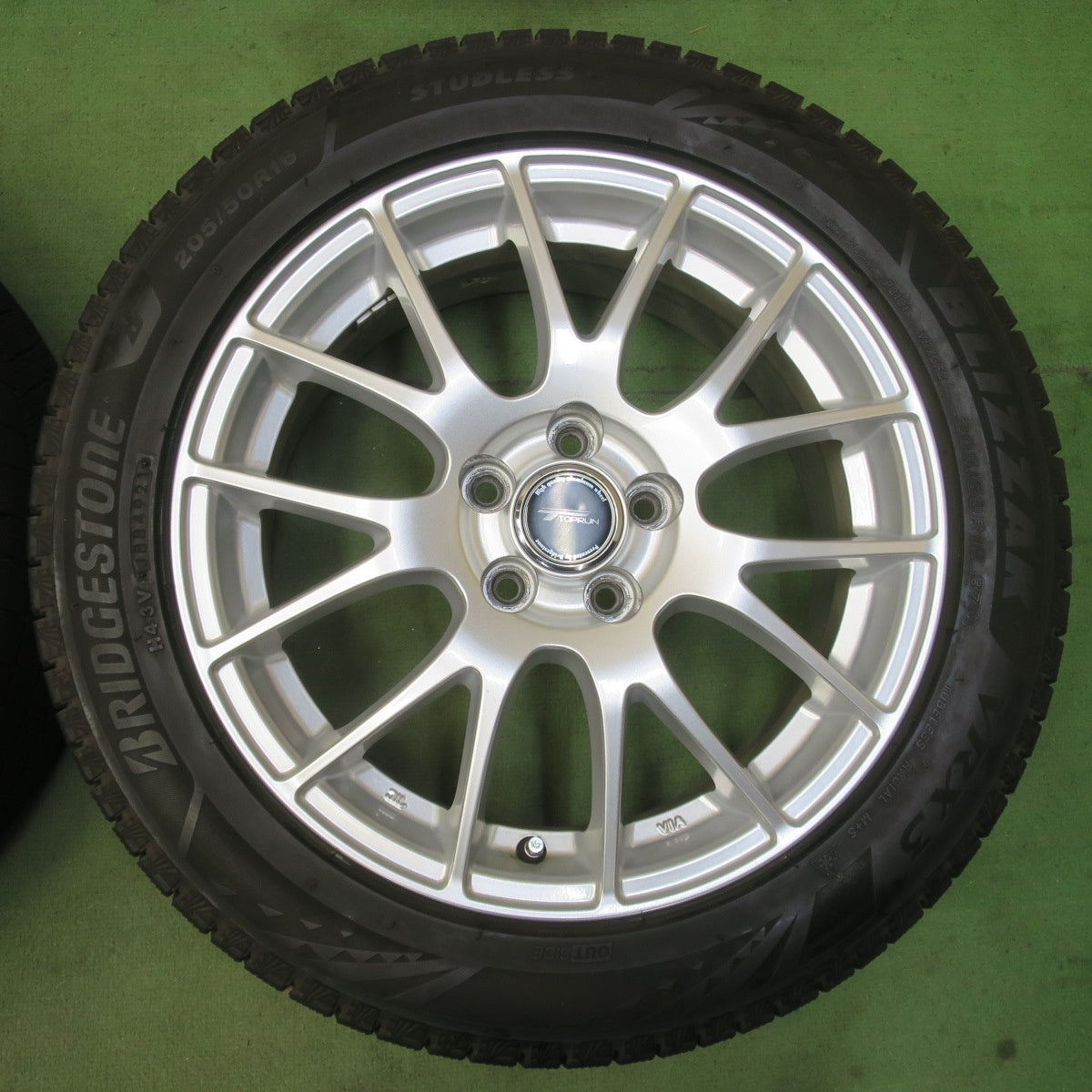 バリ溝！キレイ！9.5分★インプレッサ 等 205/50R16 スタッドレス ブリヂストン ブリザック VRX3 TOPRUN トップラン 16インチ PCD100/5H★6041505イス