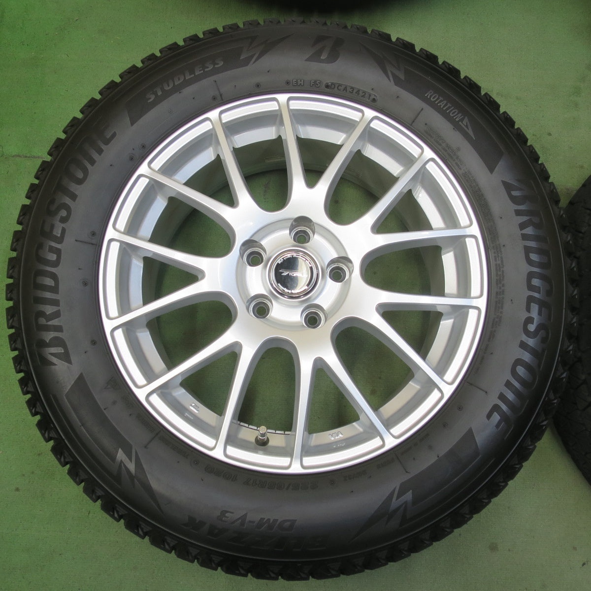 バリ溝！キレイ！9分◎スタッドレス 225/65R17 ブリヂストン ブリザック DM-V3 TOPRUN トップラン 17インチ PCD114.3/5H◎6090410イス
