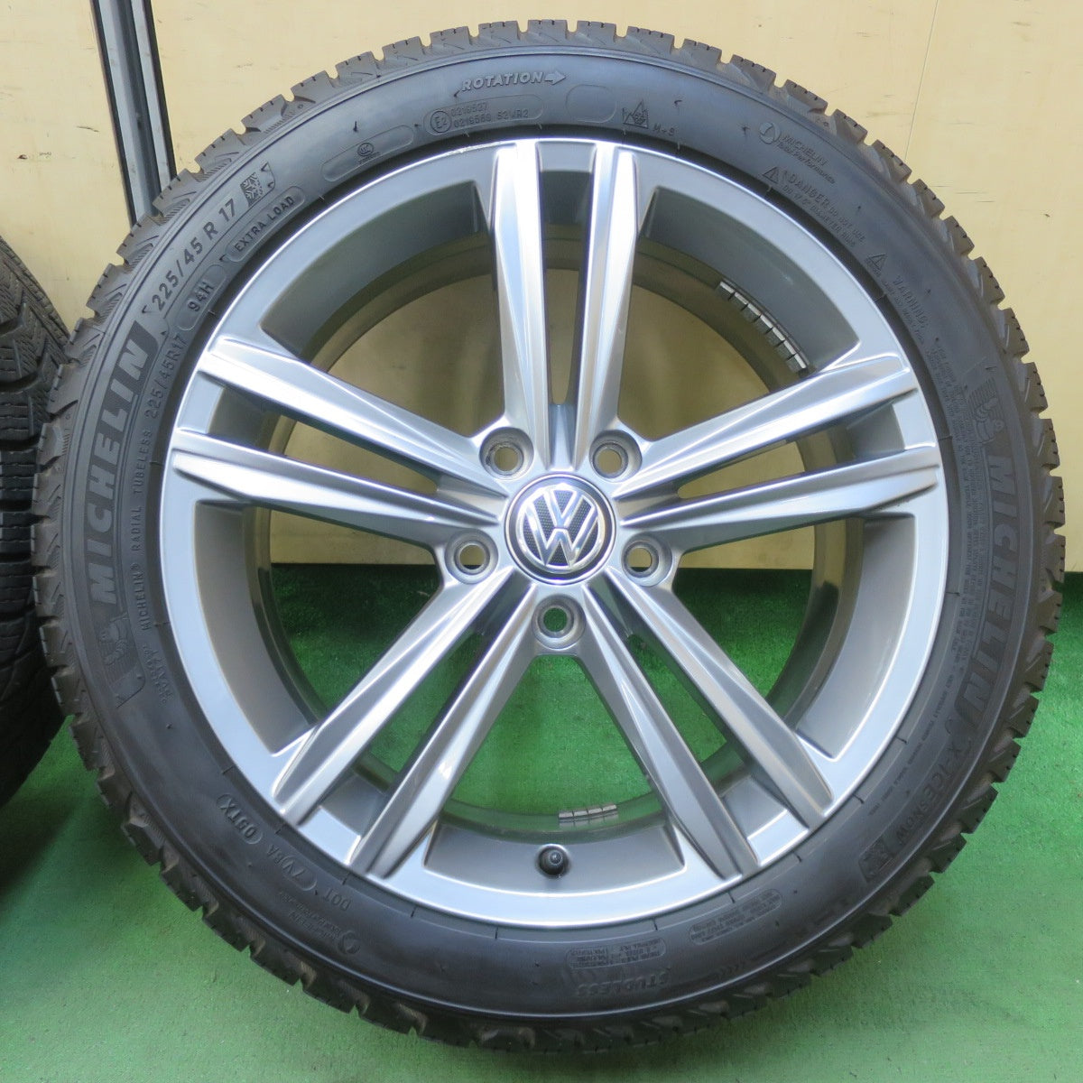 バリ溝！21年！キレイ！ほぼ10分★ワーゲン ゴルフ ハイラインマイスター 純正 225/45R17 スタッドレス ミシュラン X-ICE SNOW 17インチ PCD112/5H★5092311イス
