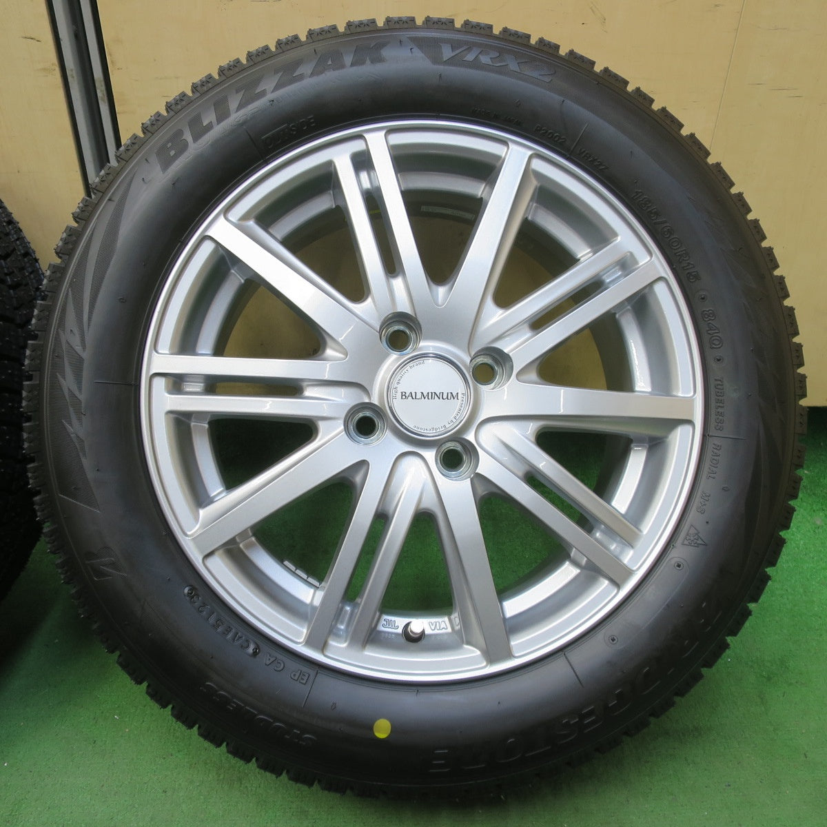 未使用！23年★スタッドレス 185/60R15 ブリヂストン ブリザック VRX2 BALMINUM バルミナ 15インチ PCD100/4H★5080803イス