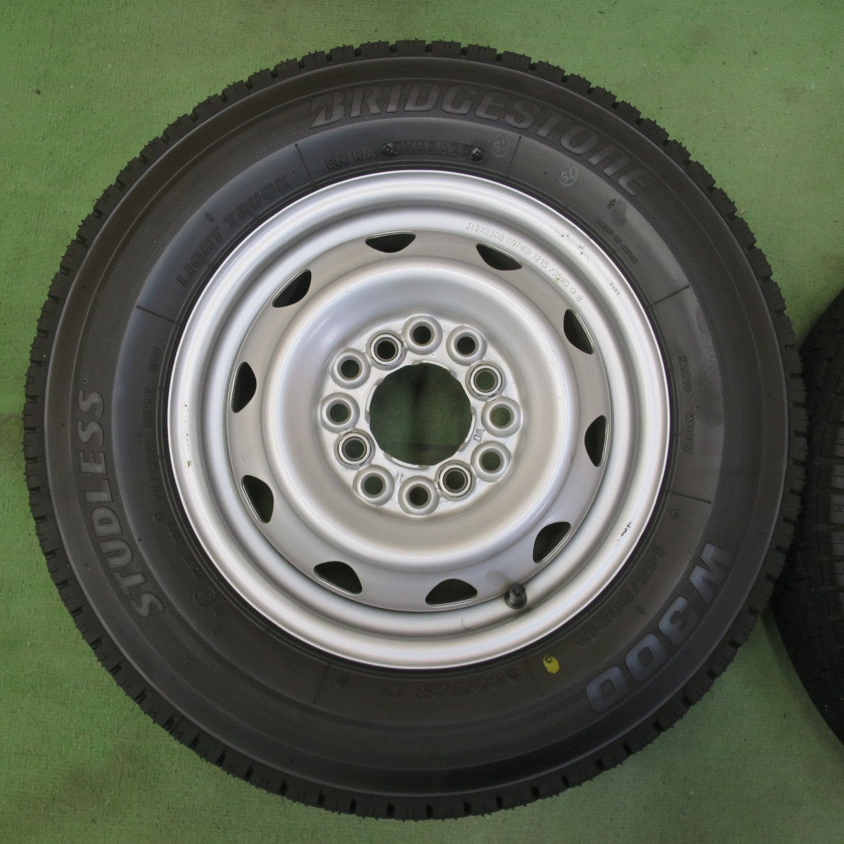 バリ溝！25年！キレイ！9.5分以上★スタッドレス 145/80R12 80/78N ブリヂストン W300 スチール ホイール 12インチ PCD100 110 114.3/4H マルチ★6041807イス