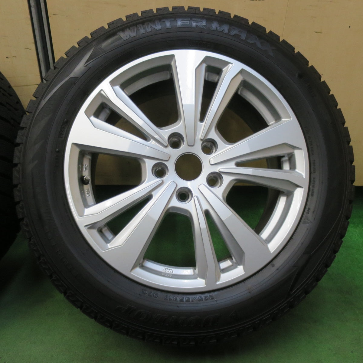 バリ溝！21年！キレイ！9.5分★BMW 等 smartline 365 225/55R17 スタッドレス ダンロップ ウインターマックス WM02 スマートライン 17インチ PCD112/5H★5103004イス