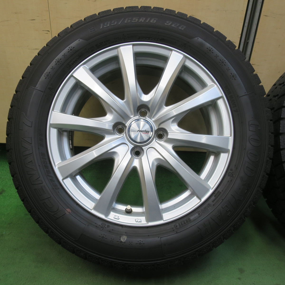 バリ溝！キレイ！8.5分★スタッドレス 195/65R16 グッドイヤー アイスナビ7 ravrion RS01 ラブリオン 16インチ PCD100/4H★6022301イス